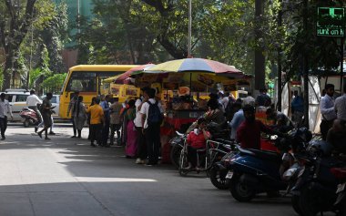 MUMBAI, INDIA - 4 Ocak 2024: KEM Hastanesi 'nin etrafındaki yasadışı işportacılar, yerel halk 4 Ocak 2024 tarihinde Mumbai, Hindistan' da, BMC ofisinde işportacılara karşı şikayette bulundu.. 