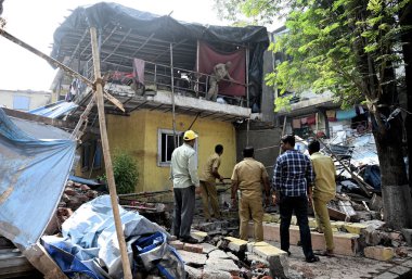 MUMBAI, INDIA JANUARY 4: BMC 4 Ocak 2024 'te Hindistan' ın Mumbai kentinde Tata hastanesi yakınlarındaki bir kanser sığınağını yıktı..