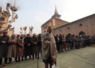 SRINAGAR, INDIA - 12 Ocak 2024: Jamia Mescidi veya Büyük Cami 'deki cuma namazından sonra insanlar namaz kılarlar 