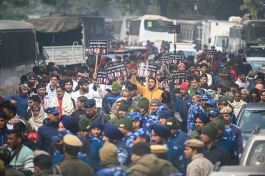 NEW DELHI, INDIA - 3 HAZİRAN 2024: Jantar Mantar 'da bir yıldan beri Ulusal Turnuva düzenlenmemesini protesto eden 18 Genç Güreşçi