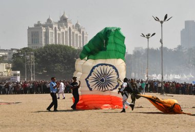 MUMBAI, INDIA JANUARY 14 Ocak 2024: Hindistan Hava Kuvvetleri, Hindistan 'ın Mumbai kentinde 14 Ocak 2024 tarihinde Hindistan Hava Kuvvetleri ile yerel toplum arasında daha derin bir bağlantı kurma ve farkındalık yaratma amaçlı bir uçuş gösterisi düzenledi..