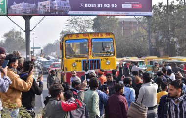 GHAZIABAD, INDIA JANUARY 2, 2024: Loha Mandi yakınlarındaki GT yolunda vur-kaç yasasını protesto eden kamyon şoförleri