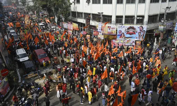 KOLKATA, INDIA - 22 Ocak 2024: Kolkata 'daki insanlar 22 Ocak 2024' te Hindistan 'ın Kolkata kentinde Ram Lalla idol kutsamasını kutlamak için düzenlenen bir mitinge katıldılar. Dindarlar tüm dünyada kutsama törenini kutluyorlar..