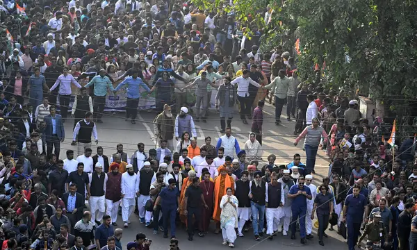 KOLKATA, INDIA - JANUARY 22, 2024: Batı Bengal ve Trinamool Kongresi Başkanı Mamata Banerjee, Ram Lalla putlarının Hazra 'dan Park Sirki' ne kutlandığı gün Dayanışma Yürüyüşü 'ne (Sanhati Yatra) liderlik ediyor..