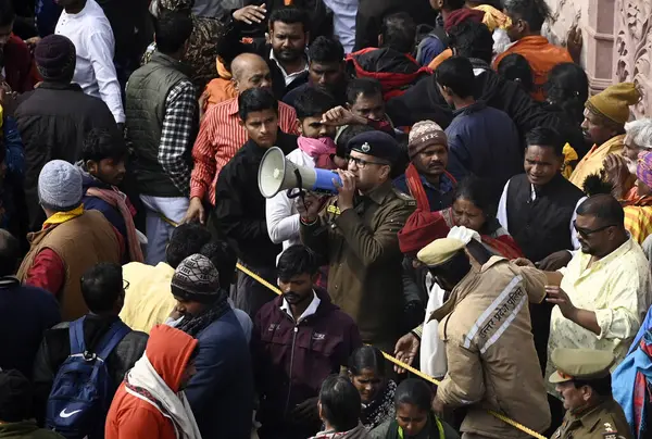 stock image AYODHYA, INDIA - JANUARY 23, 2024: Thousands of devotees gathered for darshan at Ayodhya Ram Janmabhoomi temple, the Police force is having to struggle to control the crowd  on January 23, 2024 in Ayodhya, India.