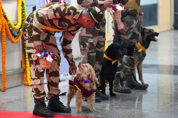 Stock image NEW DELHI, INDIA - JANUARY 31, 2024: CISF personnel conducts a drill during the inauguration of New Metro Museum Model at Shivaji Park Metro Station 