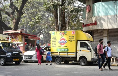 MUMBAI, INDIA - 4 Ocak 2024: KEM Hastanesi 'nin etrafındaki yasadışı işportacılar, yerel halk 4 Ocak 2024 tarihinde Mumbai, Hindistan' da, BMC ofisinde işportacılara karşı şikayette bulundu.. 