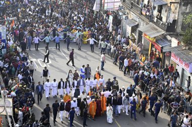KOLKATA, INDIA - JANUARY 22, 2024: Batı Bengal ve Trinamool Kongresi Başkanı Mamata Banerjee, Ram Lalla putlarının Hazra 'dan Park Sirki' ne kutlandığı gün Dayanışma Yürüyüşü 'ne (Sanhati Yatra) liderlik ediyor..