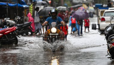 MUMBAI, INDIA - 3 Ağustos 2024: Mumbai, Hindistan 'da 3 Ağustos 2024 tarihinde şiddetli yağmur nedeniyle partiksha nagar, Sion bölgesinde Waterlogging.