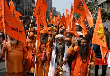 KOLKATA, INDIA - 22 Ocak 2024: Kolkata 'daki insanlar 22 Ocak 2024' te Hindistan 'ın Kolkata kentinde Ram Lalla idol kutsamasını kutlamak için düzenlenen bir mitinge katıldılar. Dindarlar tüm dünyada kutsama törenini kutluyorlar..