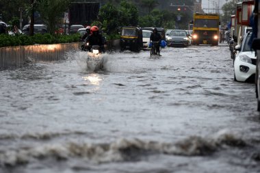 NAVI MUMBAI, INDIA - 3 Ağustos 2024: 3 Ağustos 2024 'te Navi Mumbai, Hindistan' da Mafco Market, Turbhe yakınlarında su kuyusu kazma.