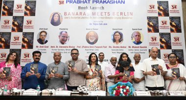 NEW DELHI, INDIA - 3 AĞUSTOS 2024: Prabhat Prakashan CEO 'su Pawan Agrawal, Yazar, kıdemli gazeteci, Dainik Bhaskar Mukesh Kaushik, kurucu ortağı, The Pioneer Amit Goel, Roman yazarı Dr. Yojna Jain, Dışişleri Bakanlığı eski sekreteri.