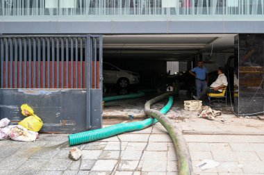 NEW DELHI, INDIA - 3 Ağustos 2024 'te Yeni Delhi, Hindistan' da, Rau 'nun IAS Çalışma Merkezi' ndeki sel basmış bodrumdan su pompalanıyor. 