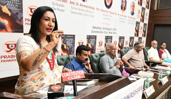 NEW DELHI, INDIA - 3 AĞUSTOS 2024: Roman yazarı Dr. Yojna Jain, 3 Ağustos 2024 'te Hindistan Anayasa Kulübü' nde 
