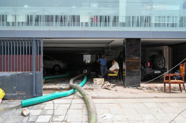 NEW DELHI, INDIA - 3 Ağustos 2024 'te Yeni Delhi, Hindistan' da, Rau 'nun IAS Çalışma Merkezi' ndeki sel basmış bodrumdan su pompalanıyor. 