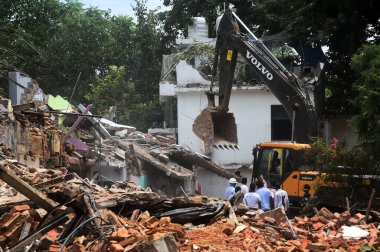 NEW DELHI, INDIA - 4 Ağustos 2024 'te Hindistan' ın Yeni Delhi kentindeki Khyber Pass bölgesinde yıkılan evler yıkılıyor.. 