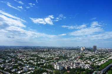 NOIDA, INDIA - 4 Ağustos 2024 'te Hindistan' ın Noida kentinde son birkaç günde yağan yağmurların ardından hava kirliliği seviyesi düştükçe gökyüzü açık ve mavi görünüyordu..