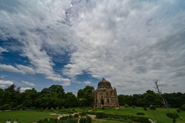 NEW DELHI, INDIA - 4 Ağustos 2024 'te Yeni Delhi, Hindistan' da Lodhi Gardens 'da gökyüzünde bulutların süzüldüğü görüldü.. 