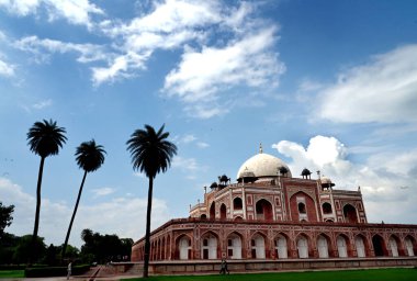 NEW DELHI, Hindistan - 3 Ağustos 2024 'te Yeni Delhi, Hindistan' da Humayun 'un Mezarı üzerindeki Mavi Gökyüzü ve Bulutlar. 