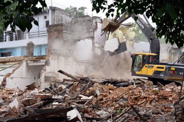 NEW DELHI, INDIA - 4 AĞUSTOS 2024: 4 Ağustos 2024 'te Hindistan' ın Yeni Delhi kentinde, Sivil hatlar yakınlarındaki Hayber Geçidi 'ndeki Toprak ve Kalkınma Ofisi' nin yıkım aracı.