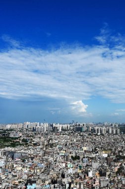 NOIDA, INDIA - 4 Ağustos 2024 'te Hindistan' ın Noida kentinde son birkaç günde yağan yağmurların ardından hava kirliliği seviyesi düştükçe gökyüzü açık ve mavi görünüyordu..