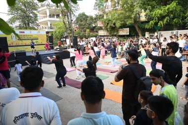 GURUGRAM, INDIA - 4 AĞUSTOS: Surya Vihar Ana Yolu 'ndaki Raahgiri Günü' nde bisiklet, Ludo, Kaykay, Yılanlar ve Merdivenler, Zumba dansı, yoga, badminton, kriket ve carrom tahtası gibi çeşitli etkinliklere katılan insanlar 