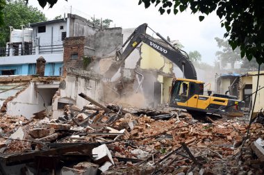 NEW DELHI, INDIA - 4 AĞUSTOS 2024: 4 Ağustos 2024 'te Hindistan' ın Yeni Delhi kentinde, Sivil hatlar yakınlarındaki Hayber Geçidi 'ndeki Toprak ve Kalkınma Ofisi' nin yıkım aracı.