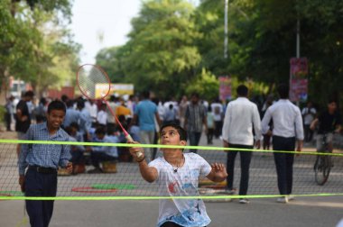 GURUGRAM, INDIA - 4 AĞUSTOS: Surya Vihar Ana Yolu 'ndaki Raahgiri Günü' nde bisiklet, Ludo, Kaykay, Yılanlar ve Merdivenler, Zumba dansı, yoga, badminton, kriket ve carrom tahtası gibi çeşitli etkinliklere katılan insanlar 