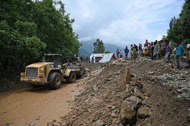 SRINAGAR, INDIA - 4 Ağustos 2024 'te Hindistan' ın Srinagar kentindeki Cherwan Kangan bölgesinde bulut patlaması nedeniyle Srinagar, Sonamarg otoyolu açık çalışan işçiler tarafından kapatıldı. Sağanak çok büyük hasara yol açtı. 