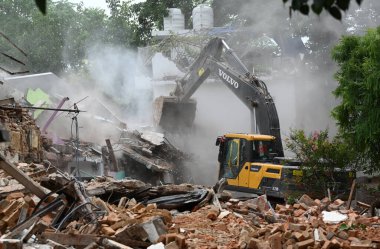 NEW DELHI, INDIA - 4 AĞUSTOS 2024: 4 Ağustos 2024 'te Hindistan' ın Yeni Delhi kentinde, Sivil hatlar yakınlarındaki Hayber Geçidi 'ndeki Toprak ve Kalkınma Ofisi' nin yıkım aracı.