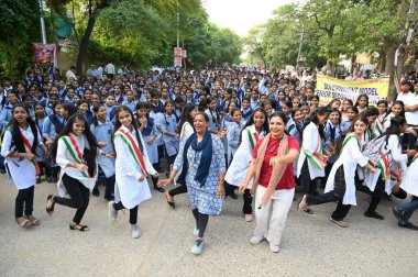 GURUGRAM, INDIA - 4 AĞUSTOS: Surya Vihar Ana Yolu 'ndaki Raahgiri Günü' nde bisiklet, Ludo, Kaykay, Yılanlar ve Merdivenler, Zumba dansı, yoga, badminton, kriket ve carrom tahtası gibi çeşitli etkinliklere katılan insanlar 