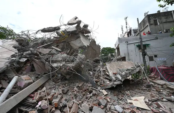 NEW DELHI, INDIA - 4 AĞUSTOS 2024: 4 Ağustos 2024 'te Hindistan' ın Yeni Delhi kentinde, Sivil hatlar yakınlarındaki Hayber Geçidi 'ndeki Toprak ve Kalkınma Ofisi' nin yıkım aracı.