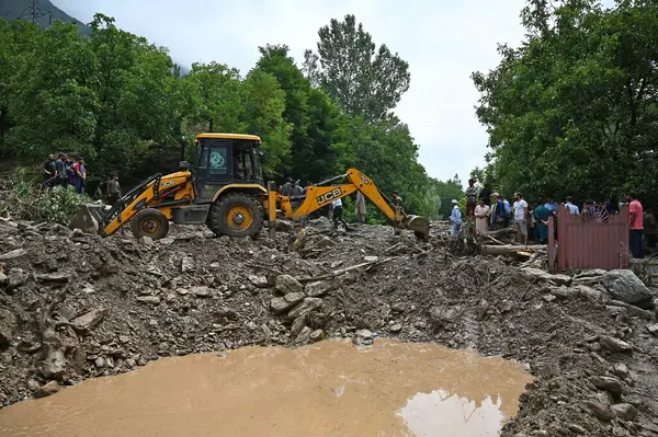 SRINAGAR, INDIA - 4 Ağustos 2024 'te Hindistan' ın Srinagar kentindeki Cherwan Kangan bölgesinde bulut patlaması nedeniyle Srinagar, Sonamarg otoyolu açık çalışan işçiler tarafından kapatıldı. Sağanak çok büyük hasara yol açtı. 