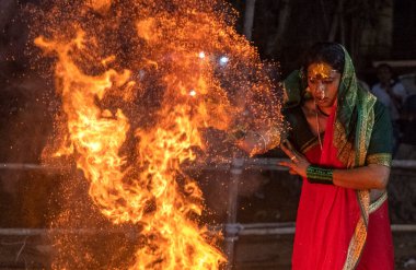 Transseksüel topluluğunun en büyük kutlaması olan dulluk, 26 Aralık 2023 'te Hindistan' ın başkenti Mumbai 'de düzenlenmiştir.. 