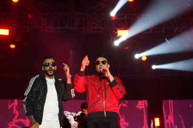 NEW DELHI, INDIA 16 ARALIK: Juggy D (L), Hintli İngiliz şarkıcı ve İngiliz şarkıcı Jay Sean (R) 16 Aralık 2023 tarihinde Hindistan 'ın Yeni Delhi şehrinde bulunan Jawaharlal Nehru Stadyumu' nda canlı performans sergiledi..