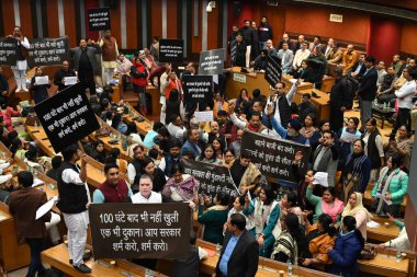 NEW DELHI, INDIA - 23 ARALIK 2023: BJP meclis üyeleri, Delhi Belediye Meclisi 'nin özel toplantısında, mülklerin mühürünün kaldırılmasıyla ilgili konularda görüşmek üzere slogan atıyorlar..