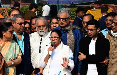 NEW DELHI, INDIA - 20 Aralık 2023: TMC Başkanı ve Batı Bengal Mamata Banerjee 'nin başbakanı, milletvekillerinden oluşan bir heyetle birlikte, Başbakan Narendra Modi ile Batı Bengal' in merkez fonu konusunda görüştükten sonra medyaya konuştu.