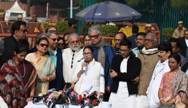 NEW DELHI, INDIA - 20 Aralık 2023: TMC Başkanı ve Batı Bengal Mamata Banerjee 'nin başbakanı, milletvekillerinden oluşan bir heyetle birlikte, Başbakan Narendra Modi ile Batı Bengal' in merkez fonu konusunda görüştükten sonra medyaya konuştu.