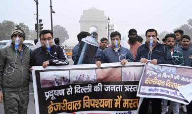 NEW DELHI, INDIA - 30 Aralık 2023 'te Hindistan Kapısı yakınında oksijen maskesi takan BJP çalışanları Delhi CM Arvind Kejriwal liderliğindeki eyalet hükümetine ve 30 Aralık 2023' te Yeni Delhi, Hindistan 'da hava kirliliğinin artmasına karşı protesto düzenlediler..  