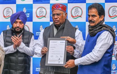 NEW DELHI, INDIA, 18 ARALIK 2023: Kongre Başkanı Mallikarjun Kharge ve parti liderleri KC Venugopal, Arvinder Singh Lovely ve diğerleri 18 Aralık 2023 'te Hindistan' ın Yeni Delhi kentinde başlatılan 'Desh için Bağış' kampanyası sırasında