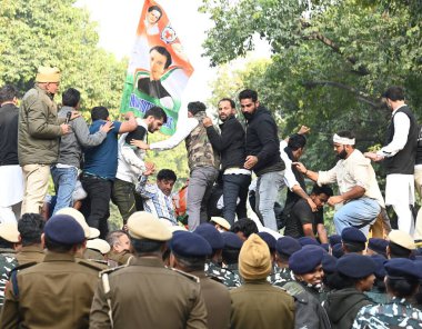 NEW DELHI, INDIA - 20 Aralık 2023: Hindistan Gençlik Kongresi destekçileri, 20 Aralık 2023 tarihinde Hindistan 'ın Yeni Delhi kentinde, Raisina Road' da işsizlik sorunu nedeniyle BJP liderliğindeki hükümete karşı düzenlenen bir protesto sırasında,.