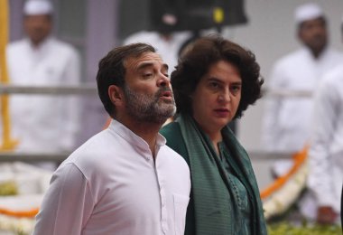 NEW DELHI, INDIA - 28 Aralık 2023: Kongre Genel Sekreteri Priyanka Gandhi Vadra ve parti lideri Rahul Gandhi, partinin 139. Vakıf Günü kutlamaları sırasında, 28 Aralık 2023 tarihinde Yeni Delhi, Hindistan 'da parti genel merkezinde