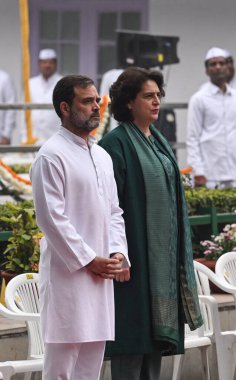 NEW DELHI, INDIA - 28 Aralık 2023: Kongre Genel Sekreteri Priyanka Gandhi Vadra ve parti lideri Rahul Gandhi, partinin 139. Vakıf Günü kutlamaları sırasında, 28 Aralık 2023 tarihinde Yeni Delhi, Hindistan 'da parti genel merkezinde