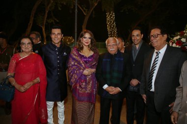 NEW DELHI, INDIA 15 Aralık 2023: Manohar Lal Khattar, Bollywood oyuncusu Randeep Hooda ve eşi Lin Laishram ile birlikte 15 Aralık 2023 tarihinde Hindistan 'ın Yeni Delhi kentinde düzenlenen düğün resepsiyonunda.