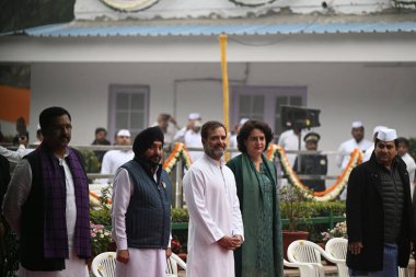 NEW DELHI, INDIA - 28 Aralık 2023: Kongre Parti lideri Rahul Gandhi, Priyanka Gandhi ve diğer liderlerle birlikte 139. Parti Vakıf Günü 'nde, 28 Aralık 2023' te Yeni Delhi, Hindistan 'daki Kongre binasında bayrak çekerken,.
