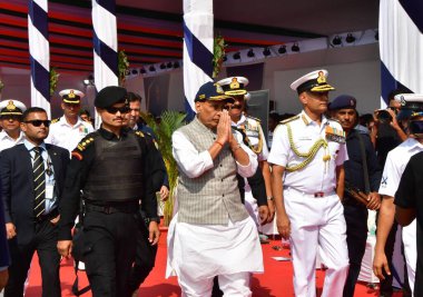 MUMBAI, INDIA - 26 Aralık 2023: Raksha Mantri Rajnath Singh ve donanma subayları 'INS Imphal' da, 26 Aralık 2023 tarihinde Mumbai, Hindistan 'daki Mumbai deniz üssünde Hint Donanması' na katılma töreni sırasında,. 