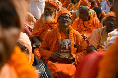 KOLKATA, INDIA - 24 Aralık 2023: Sadhu ve rahipler, 24 Aralık 2023 tarihinde Kolkata, Hindistan 'da düzenlenen 