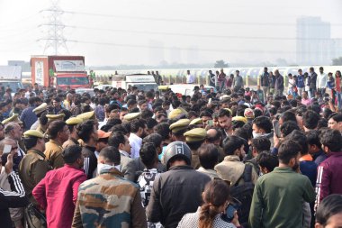 GHAZIABAD, INDIA - 21 Aralık 2023 'te Hindistan' ın Gaziabad kentinde 21 Aralık 2023 'te Chijarsi yakınlarındaki Hindon nehrinde sığır kalıntıları bulunduktan sonra sağ örgüt üyeleri NH9' u iki saatten uzun bir süre trafiğe kapattılar. Fotoğraf: Sakib Ali / Hindust