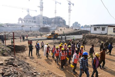 Ram Tapınağı 'nın açılışı yaklaştıkça, 26 Aralık 2023' te Hindistan 'ın Ayodhya şehrinde Ram Tapınağı' nın inşaatı hızla devam ediyor..