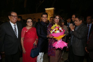 NEW DELHI, INDIA 15 Aralık 2023: Union Road Transport and Highways Bakanı Nitin Gadkari Bollywood oyuncusu Randeep Hooda ve eşi Lin Laishram ile birlikte 15 Aralık 2023 tarihinde Hindistan 'ın Yeni Delhi kentinde düzenlenen düğün resepsiyonunda.